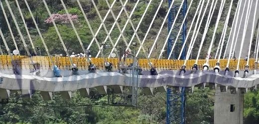 Si en Colombia con Sacyr llueve, en Chile no escampa: la española – de la obra de arte del “puente acordeón” – acusada por incumplimientos graves