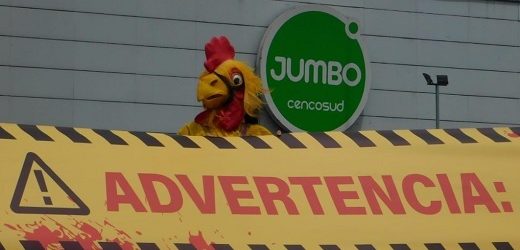 Activistas envuelven supermercado Jumbo con cinta de peligro para que no venda huevos de gallinas enjauladas