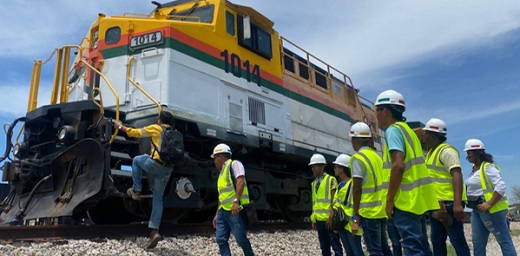 Comunidades bloquean línea férrea de Cerrejón e impiden transporte de carbón desde la mina hasta Puerto Bolívar