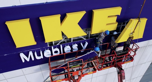 Ikea despliega por primera vez su logo en la fachada de Mallplaza NQS de Bogotá