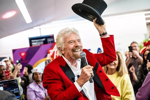 Sir Richard Branson sorprendió a pasajeros de un vuelo con regalo de un viaje en su crucero Resilient Lady por el Caribe (incluye a Cartagena)