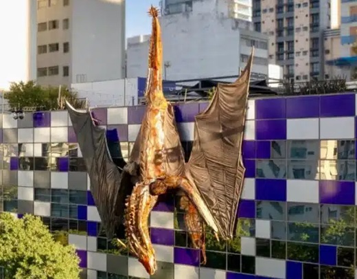 Un dragón Syrax de 15 metros aterrizó en lo alto del icónico edificio violeta de Nubank en São Paulo
