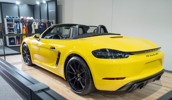 Porsche en el Salón del Automóvil 2024 de Bogotá con el Macan completamente eléctrico y la actualización del Taycan