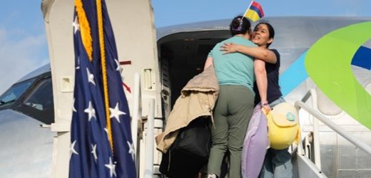 26 colombianos que decidieron “autodeportarse” a cambio de US$1.000, llegaron en vuelo chárter procedentes de Texas, E.U.