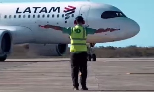 Latam Airlines decidió reprogramar vuelos Santiago – Bogotá en medio de conflicto laboral con sindicato de pilotos en Chile