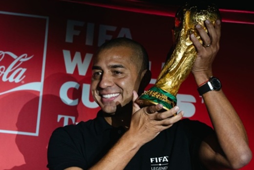 El trofeo original de la Copa Mundial de la Fifa regresó a Bogotá de las manos de David Trezeguet y Coca-Cola