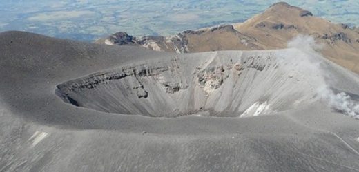 Seis emisiones de ceniza, con una altura máxima aproximada de un kilómetro, en el cráter del Volcán Puracé ahora en alerta naranja