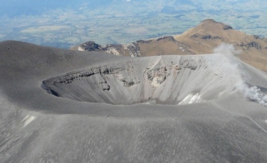 Seis emisiones de ceniza, con una altura máxima aproximada de un kilómetro, en el cráter del Volcán Puracé ahora en alerta naranja